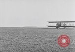 Image Première Guerre Mondiale avions et prospectus Rembercourt France, 1918, de la seconde 41 séquences d'archives historiques vidéo 65675049111