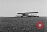 Image Première Guerre Mondiale avions et prospectus Rembercourt France, 1918, de la seconde 43 séquences d'archives historiques vidéo 65675049111