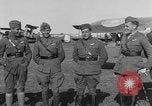 Image Première Guerre Mondiale avions et prospectus Rembercourt France, 1918, de la seconde 60 séquences d'archives historiques vidéo 65675049111