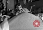Image traire une vache United States USA, 1943, de la seconde 25 séquences d'archives historiques vidéo 65675049124