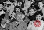 Image traire une vache United States USA, 1943, de la seconde 53 séquences d'archives historiques vidéo 65675049124