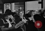 Image Les femmes américaines ont besoin d'encouragements pour aider dans les efforts de guerre United States USA, 1943, de la seconde 3 séquences d'archives historiques vidéo 65675049127