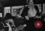 Image Les femmes américaines ont besoin d'encouragements pour aider dans les efforts de guerre United States USA, 1943, de la seconde 8 séquences d'archives historiques vidéo 65675049127