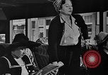Image Les femmes américaines ont besoin d'encouragements pour aider dans les efforts de guerre United States USA, 1943, de la seconde 9 séquences d'archives historiques vidéo 65675049127