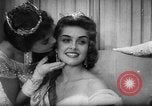 Immagine di Miss Universo United States USA, 1956, secondo 16 filmato di repertorio 65675049135