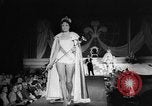 Immagine di Miss Universo United States USA, 1956, secondo 20 filmato di repertorio 65675049135