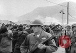 Standbild nordkoreanischen gefangenen Ausschreitungen United States USA, 1952, aus Sekunde 27 historischem Filmmaterial Videoclip 65675049159