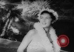 Image la danse hawaïenne Hawaii USA, 1959, de la seconde 1 séquences d'archives historiques vidéo 65675049185