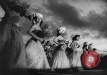 Image la danse hawaïenne Hawaii USA, 1959, de la seconde 4 séquences d'archives historiques vidéo 65675049185