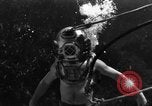 Immagine di Navy diver subacqueo a piedi United States USA, 1943, secondo 3 filmato di repertorio 65675049201