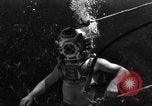 Immagine di Navy diver subacqueo a piedi United States USA, 1943, secondo 4 filmato di repertorio 65675049201