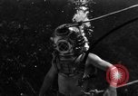 Immagine di Navy diver subacqueo a piedi United States USA, 1943, secondo 5 filmato di repertorio 65675049201