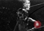 Immagine di Navy diver subacqueo a piedi United States USA, 1943, secondo 6 filmato di repertorio 65675049201