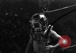 Immagine di Navy diver subacqueo a piedi United States USA, 1943, secondo 7 filmato di repertorio 65675049201