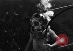Immagine di Navy diver subacqueo a piedi United States USA, 1943, secondo 8 filmato di repertorio 65675049201