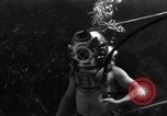 Immagine di Navy diver subacqueo a piedi United States USA, 1943, secondo 9 filmato di repertorio 65675049201