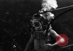 Immagine di Navy diver subacqueo a piedi United States USA, 1943, secondo 10 filmato di repertorio 65675049201