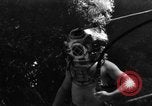 Immagine di Navy diver subacqueo a piedi United States USA, 1943, secondo 11 filmato di repertorio 65675049201