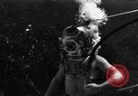 Immagine di Navy diver subacqueo a piedi United States USA, 1943, secondo 12 filmato di repertorio 65675049201