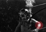 Immagine di Navy diver subacqueo a piedi United States USA, 1943, secondo 13 filmato di repertorio 65675049201