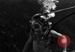 Immagine di Navy diver subacqueo a piedi United States USA, 1943, secondo 15 filmato di repertorio 65675049201