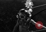 Immagine di Navy diver subacqueo a piedi United States USA, 1943, secondo 16 filmato di repertorio 65675049201