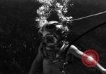 Immagine di Navy diver subacqueo a piedi United States USA, 1943, secondo 17 filmato di repertorio 65675049201