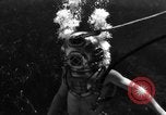 Immagine di Navy diver subacqueo a piedi United States USA, 1943, secondo 18 filmato di repertorio 65675049201