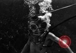 Immagine di Navy diver subacqueo a piedi United States USA, 1943, secondo 19 filmato di repertorio 65675049201