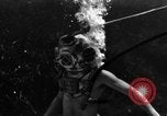 Immagine di Navy diver subacqueo a piedi United States USA, 1943, secondo 20 filmato di repertorio 65675049201
