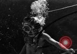 Immagine di Navy diver subacqueo a piedi United States USA, 1943, secondo 21 filmato di repertorio 65675049201