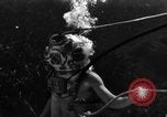 Immagine di Navy diver subacqueo a piedi United States USA, 1943, secondo 22 filmato di repertorio 65675049201