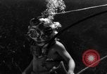 Immagine di Navy diver subacqueo a piedi United States USA, 1943, secondo 23 filmato di repertorio 65675049201