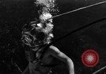 Immagine di Navy diver subacqueo a piedi United States USA, 1943, secondo 24 filmato di repertorio 65675049201
