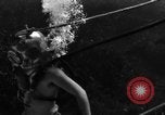 Immagine di Navy diver subacqueo a piedi United States USA, 1943, secondo 25 filmato di repertorio 65675049201