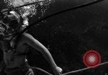 Immagine di Navy diver subacqueo a piedi United States USA, 1943, secondo 26 filmato di repertorio 65675049201
