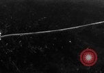 Immagine di Navy diver subacqueo a piedi United States USA, 1943, secondo 31 filmato di repertorio 65675049201