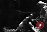 Image les plongeurs de la Marine United States USA, 1943, de la seconde 10 séquences d'archives historiques vidéo 65675049205