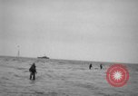 Standbild USA Minesweeper in Betrieb Zweiten Weltkrieg Pacific Theater, 1943, aus Sekunde 25 historischem Filmmaterial Videoclip 65675049213