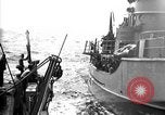 Immagine di Motore ausiliario Minesweeper caricamento Oceano atlantico, 1943, secondo 1 filmato di repertorio 65675049218
