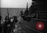 Immagine di Motore ausiliario Minesweeper caricamento Oceano atlantico, 1943, secondo 3 filmato di repertorio 65675049218