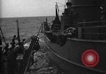 Immagine di Motore ausiliario Minesweeper caricamento Oceano atlantico, 1943, secondo 4 filmato di repertorio 65675049218