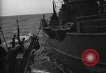 Immagine di Motore ausiliario Minesweeper caricamento Oceano atlantico, 1943, secondo 5 filmato di repertorio 65675049218