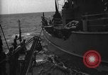 Immagine di Motore ausiliario Minesweeper caricamento Oceano atlantico, 1943, secondo 6 filmato di repertorio 65675049218