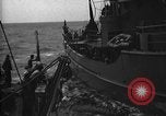 Immagine di Motore ausiliario Minesweeper caricamento Oceano atlantico, 1943, secondo 7 filmato di repertorio 65675049218
