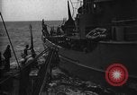 Immagine di Motore ausiliario Minesweeper caricamento Oceano atlantico, 1943, secondo 8 filmato di repertorio 65675049218