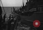 Immagine di Motore ausiliario Minesweeper caricamento Oceano atlantico, 1943, secondo 9 filmato di repertorio 65675049218