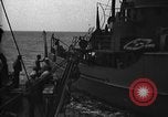 Immagine di Motore ausiliario Minesweeper caricamento Oceano atlantico, 1943, secondo 10 filmato di repertorio 65675049218