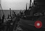 Immagine di Motore ausiliario Minesweeper caricamento Oceano atlantico, 1943, secondo 11 filmato di repertorio 65675049218