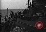 Immagine di Motore ausiliario Minesweeper caricamento Oceano atlantico, 1943, secondo 12 filmato di repertorio 65675049218
